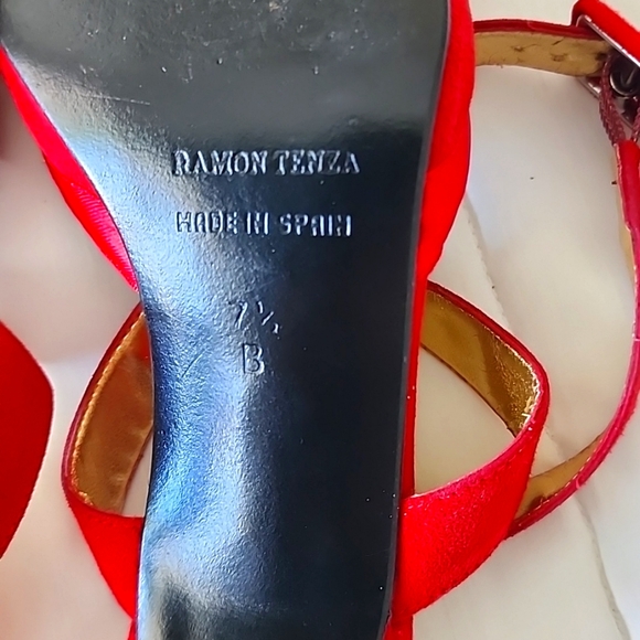 Red Suede Strappy 👠 Heels - Picture 5 of 6